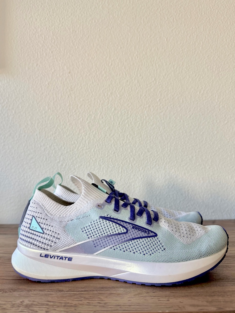 Brooks Women’s Levitate 5 in White/Yucca/Teal (Size: 8.5-B) Excellent/Like New - Picture 3 of 10